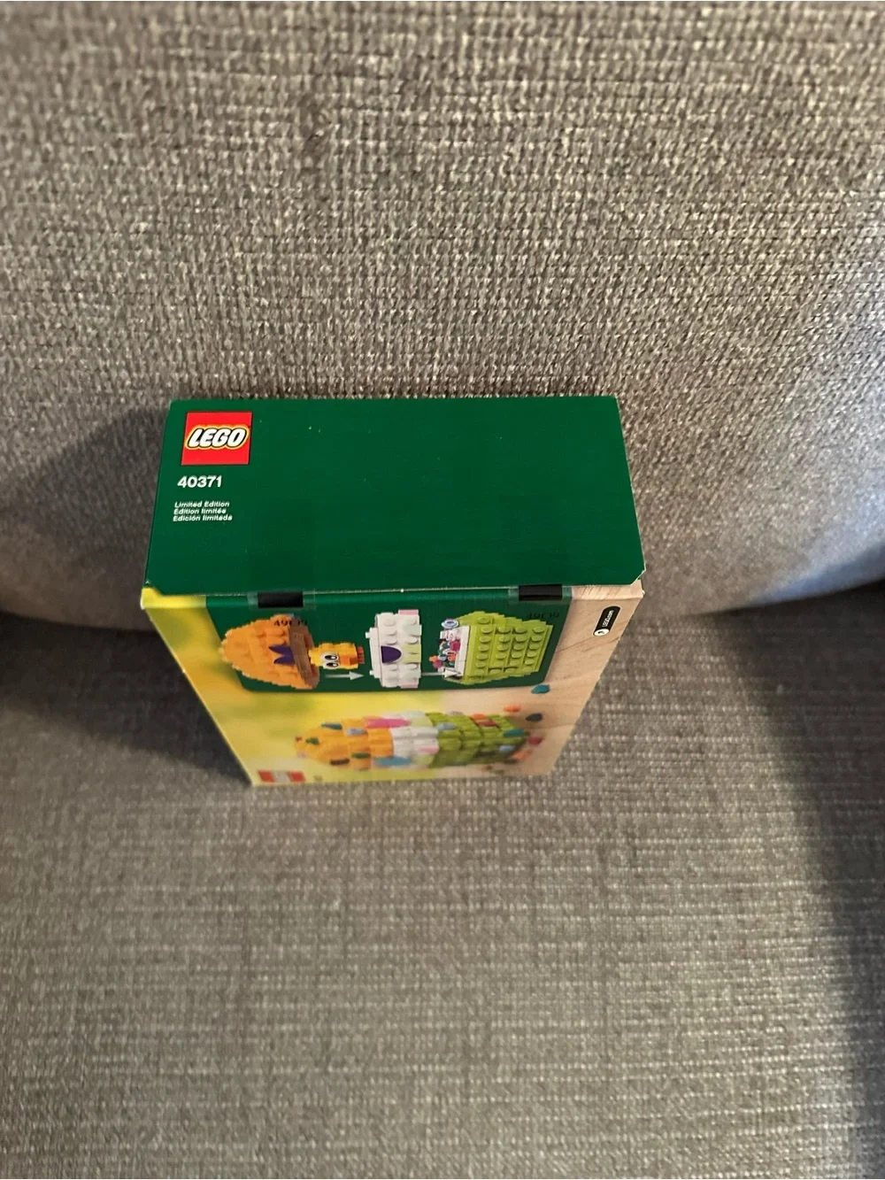 LEGO Green and Orange Chick Brick Box with Colorful Studs 40371